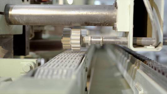漂亮的金属工业设备生产线在一个机械制造厂,一个传送带与机床的产品