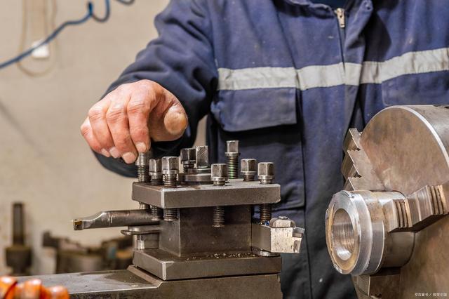 钳工,是目前机械制造中最为古老的金属加工技术,包括模具钳工,装配